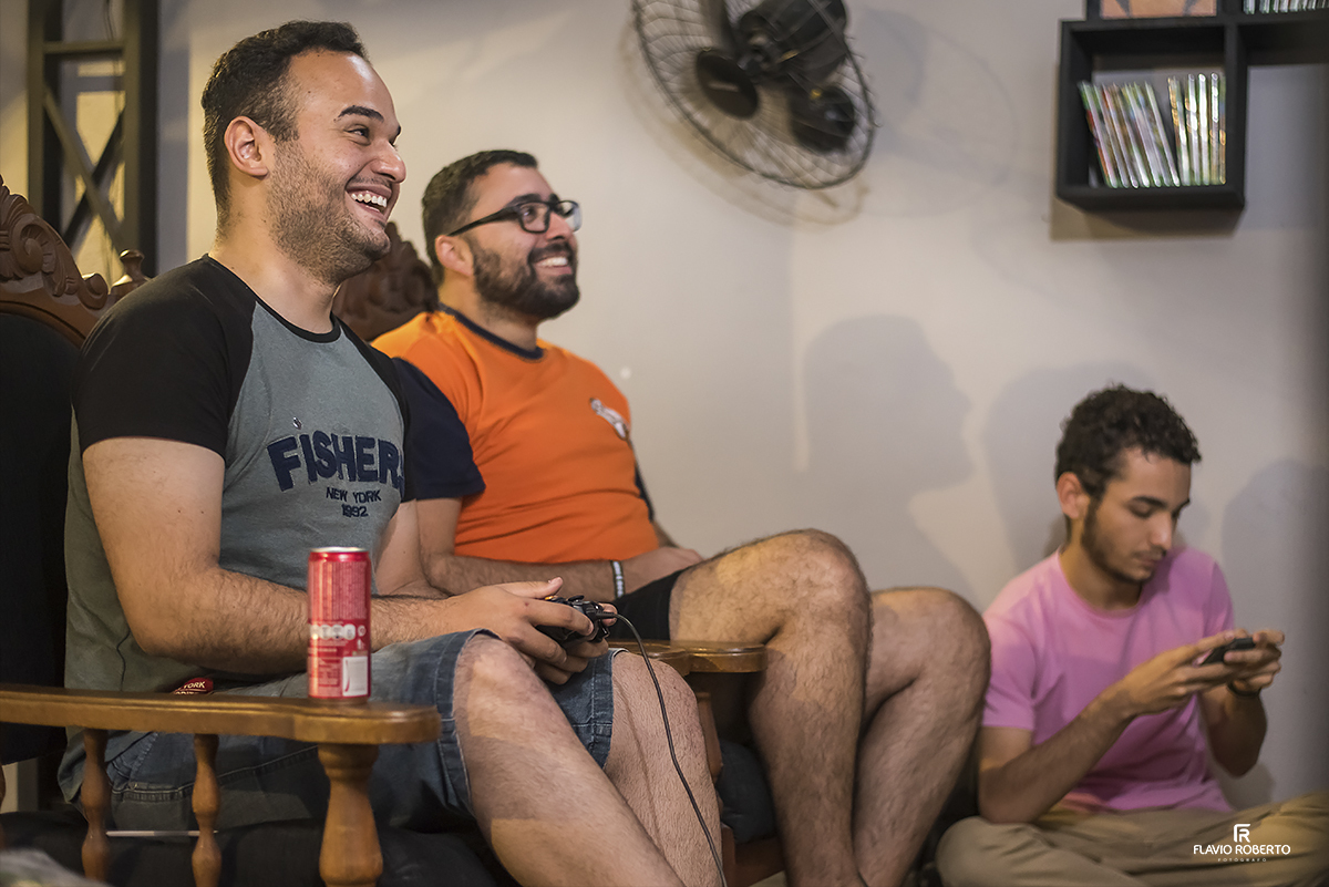 Making O do Noivo em Guaratingueta. Noivo jogando video game.
