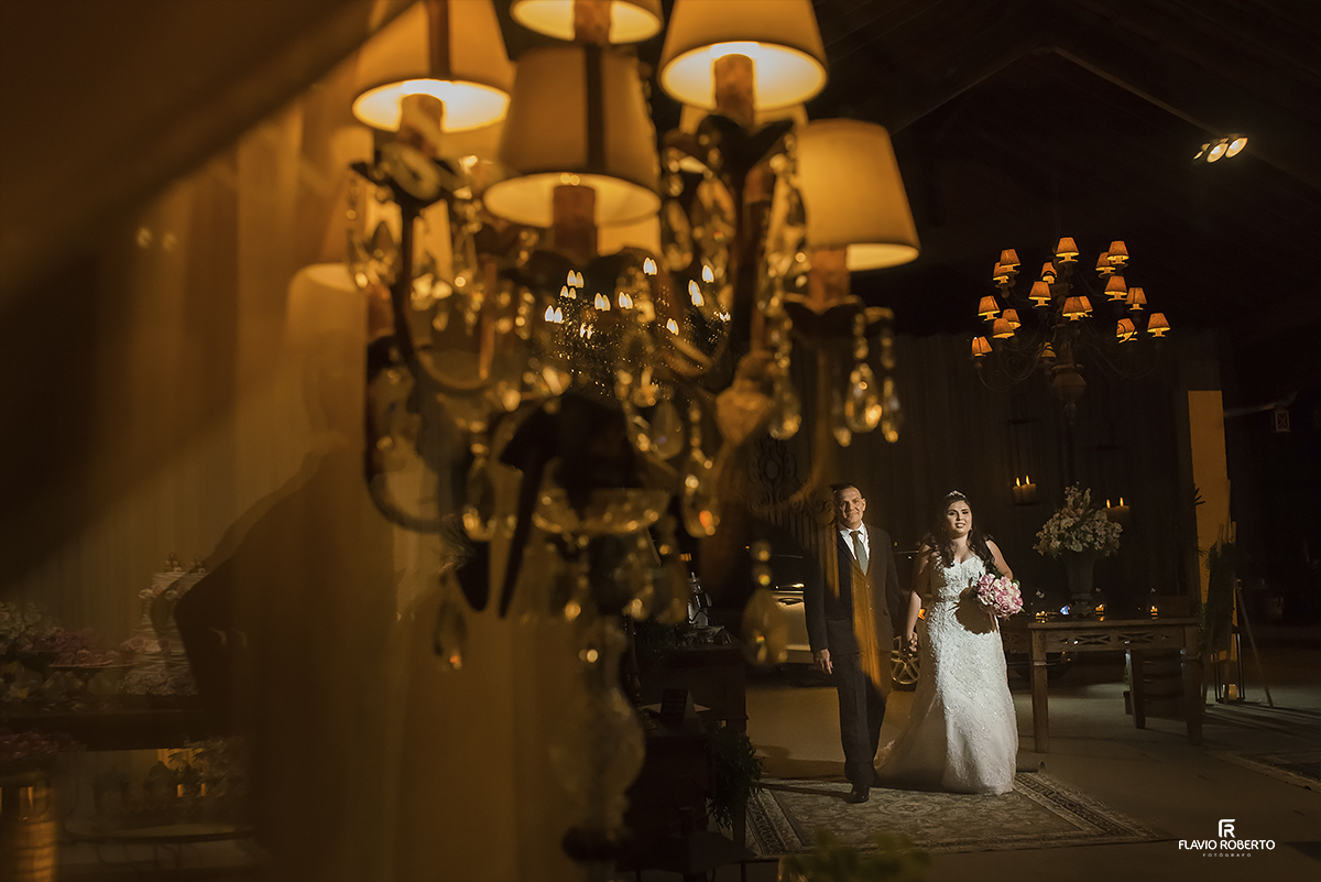 Noiva chegando com seu pai no recanto do bosque em Guaratinguetá