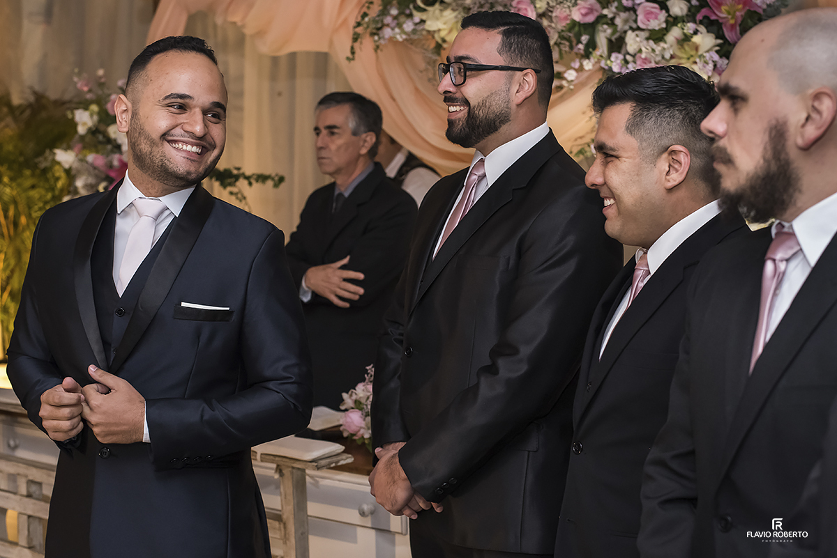 Noivo esperando a noiva com os padrinhos