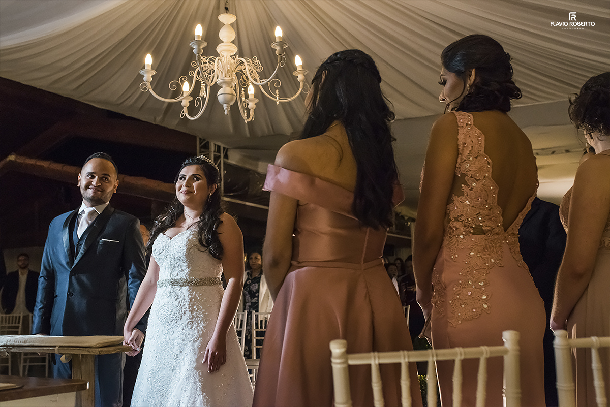 noivos sorrindo na cerimônia