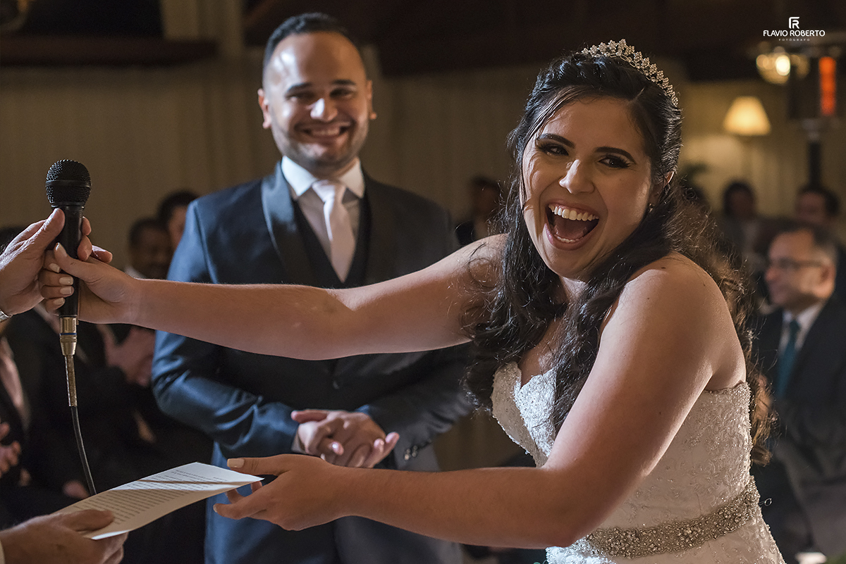 noivos sorrindo na cerimônia no recanto do bosque