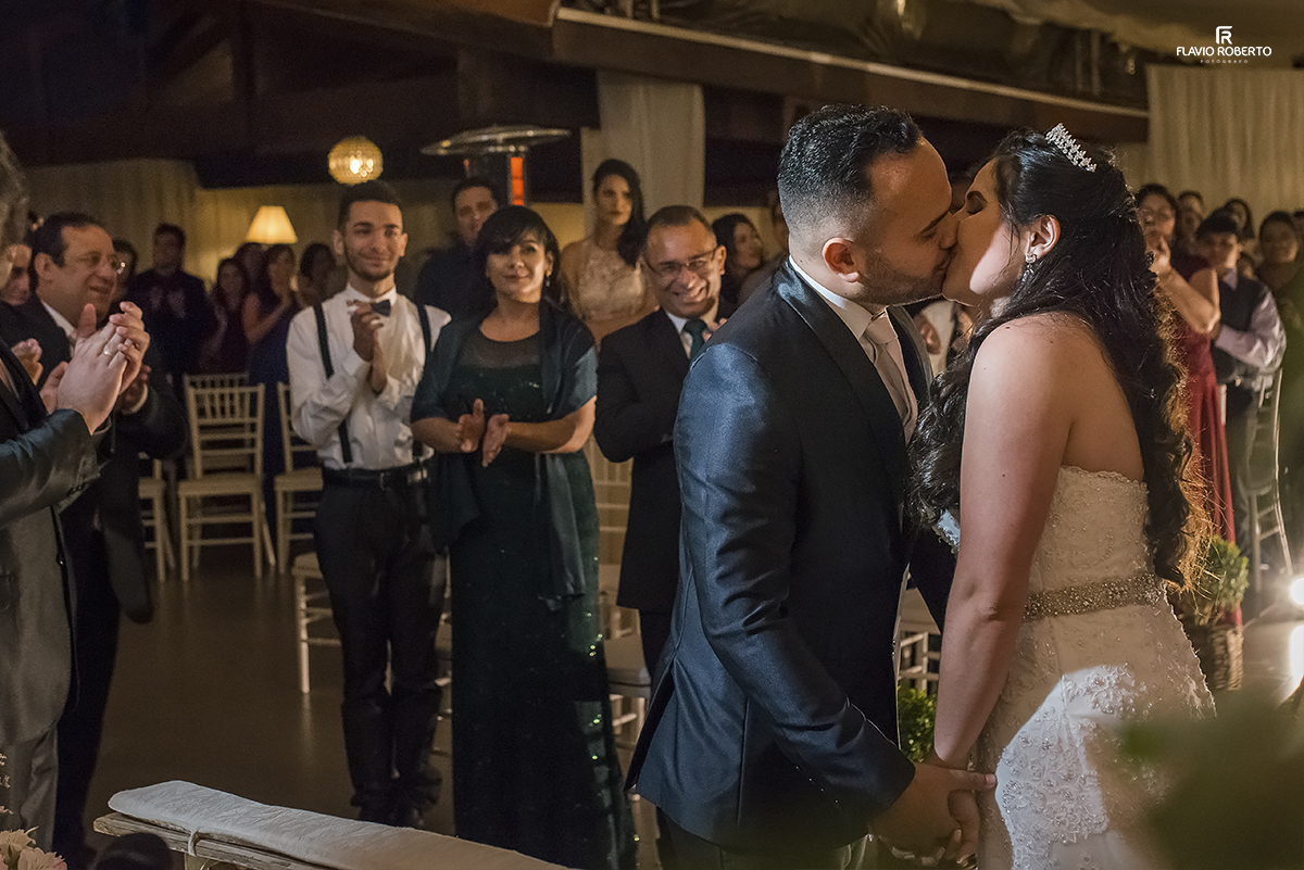 beijo dos noivos no casamento em Guaratinguetá 