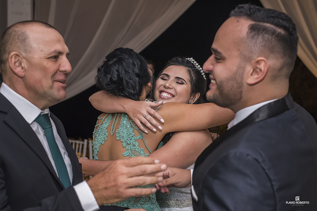 noiva abraçando sua mamae 