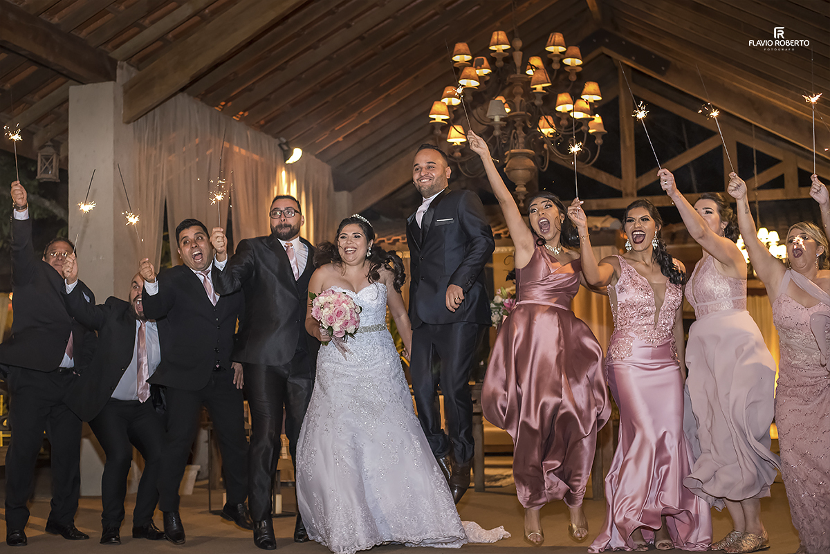 noivos fazendo festa com os casais de padrinhos