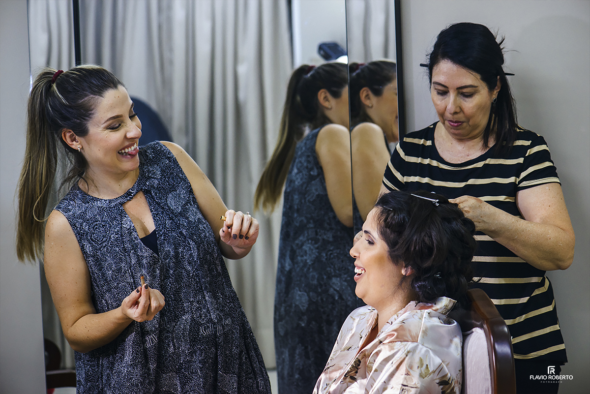 Making Of da Noiva. Maquiadora sorrindo.