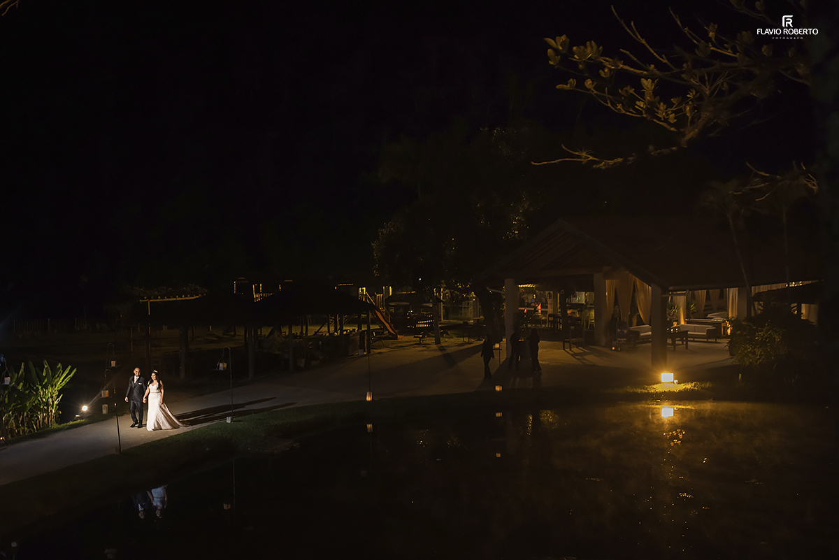 noivos caminhado no recanto do bosque