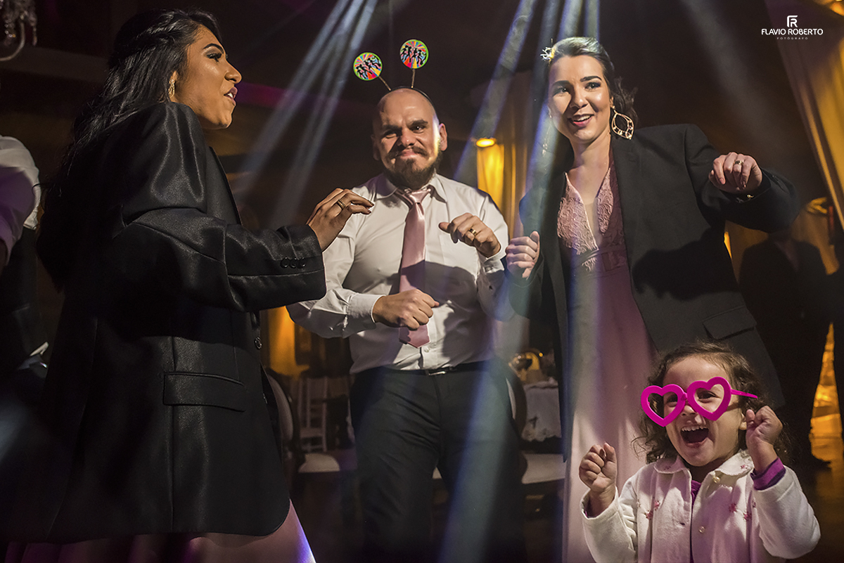 convidados dançando com uma criança feliz