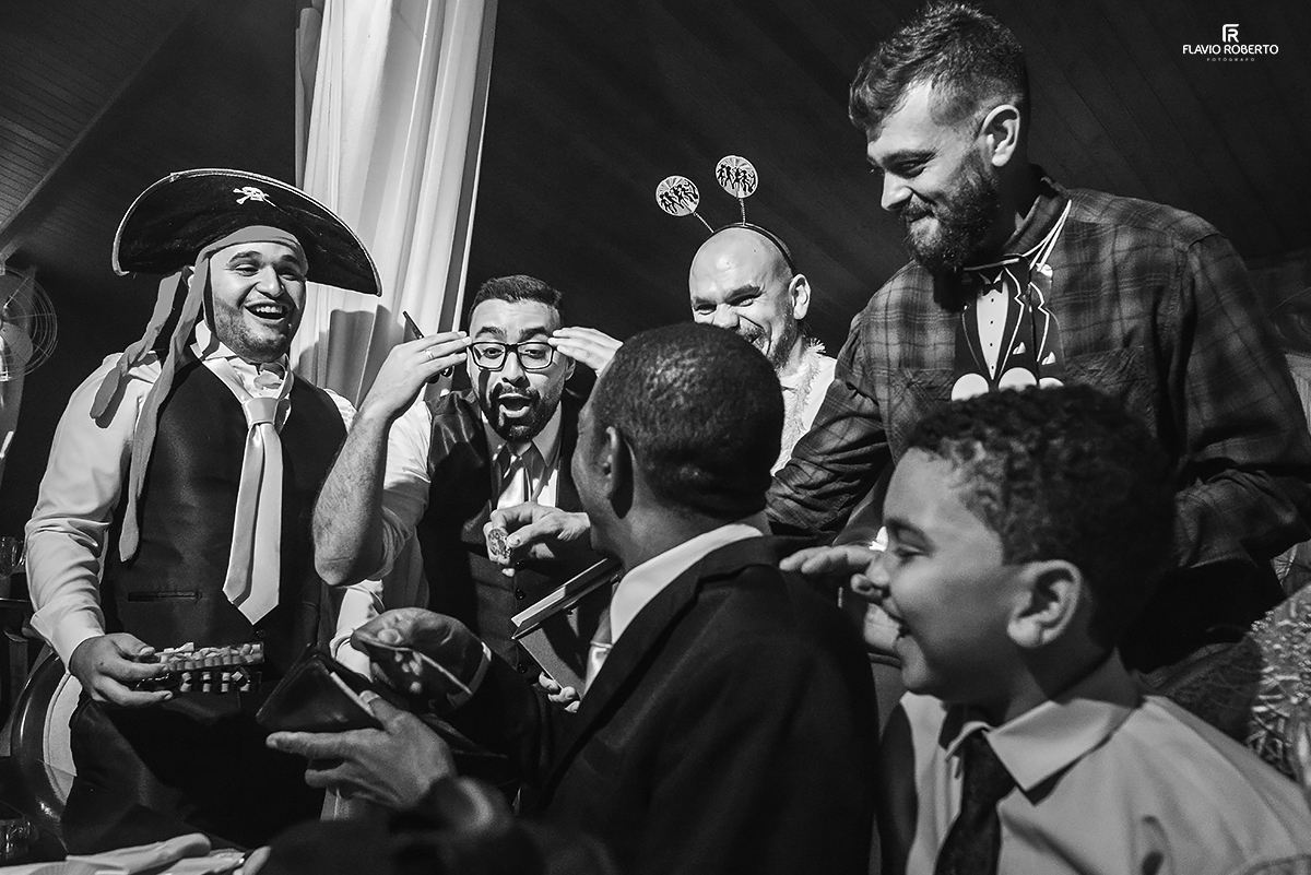 passando a gravata do noivo