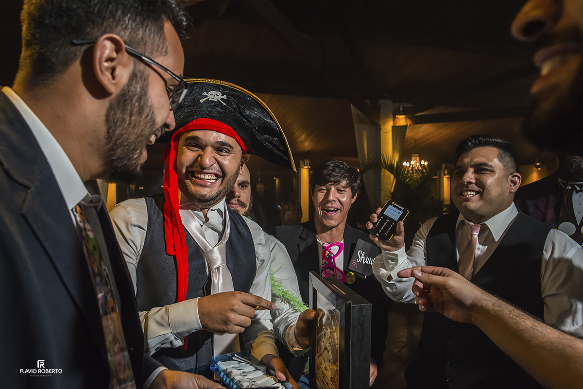 passando a gravata do noivo