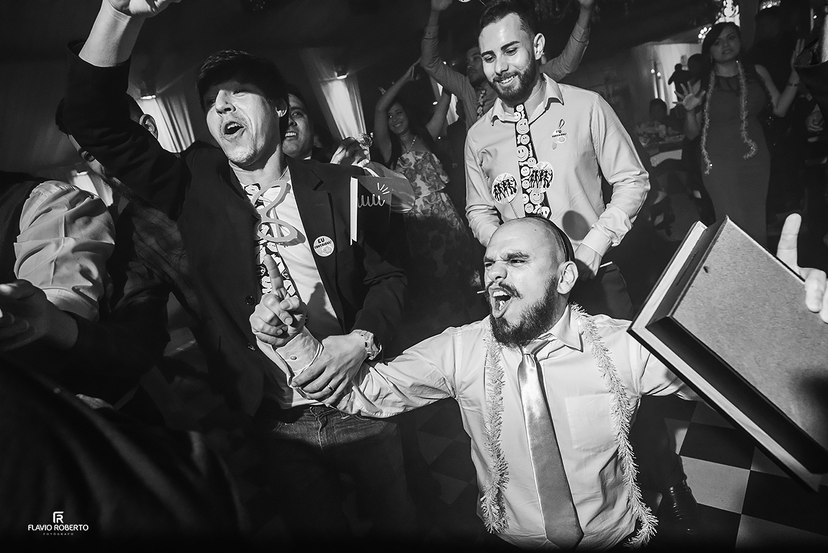 passando a gravata do noivo