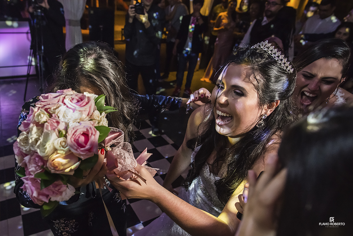 a ganhadora do buquê com a noiva