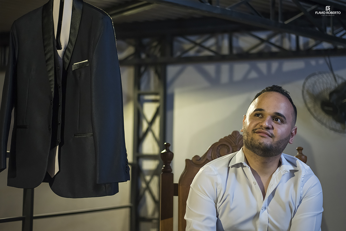 Noivo olhando seu terno