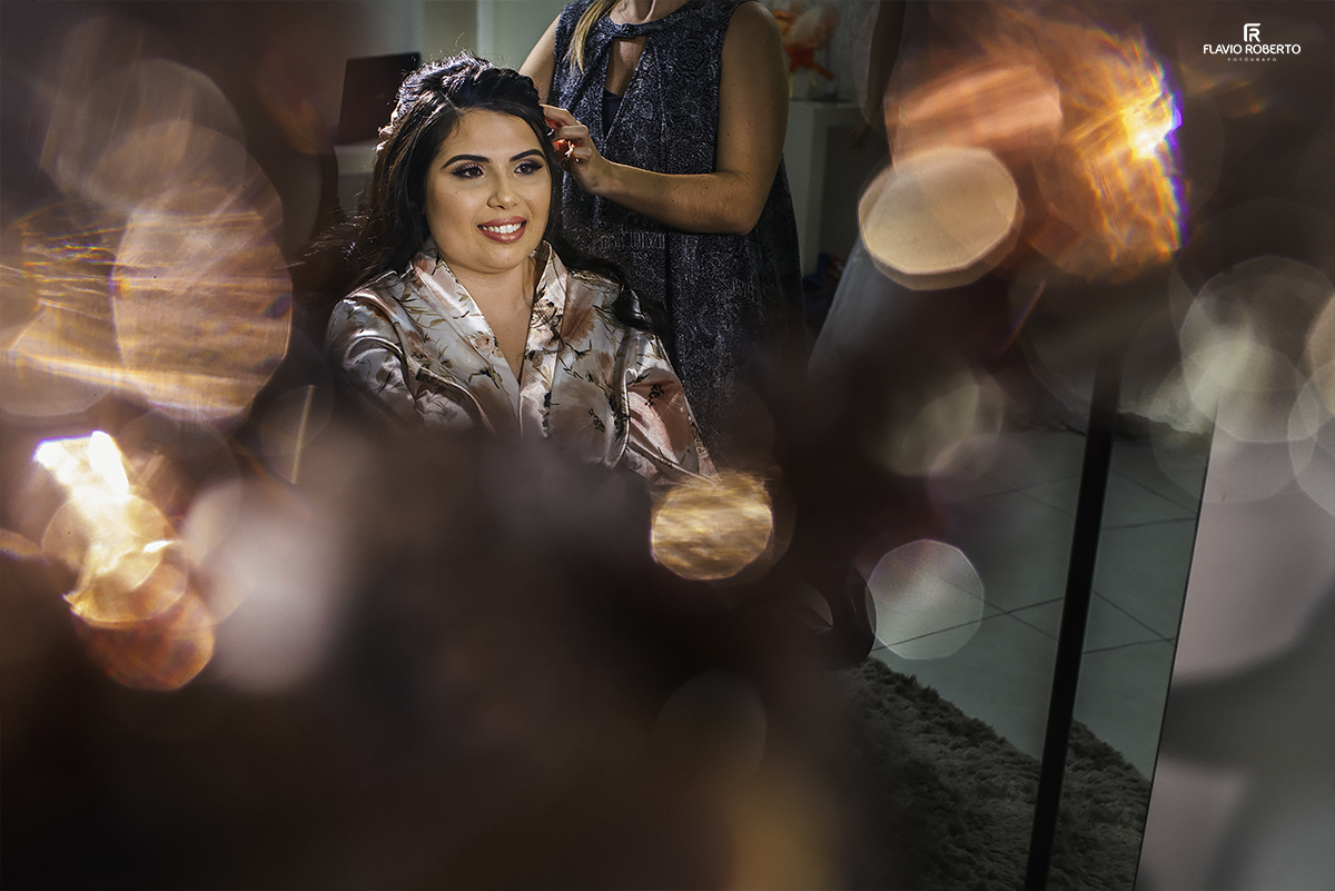 Making off da noiva, fotografia da noiva sorrindo se olhando no espelho