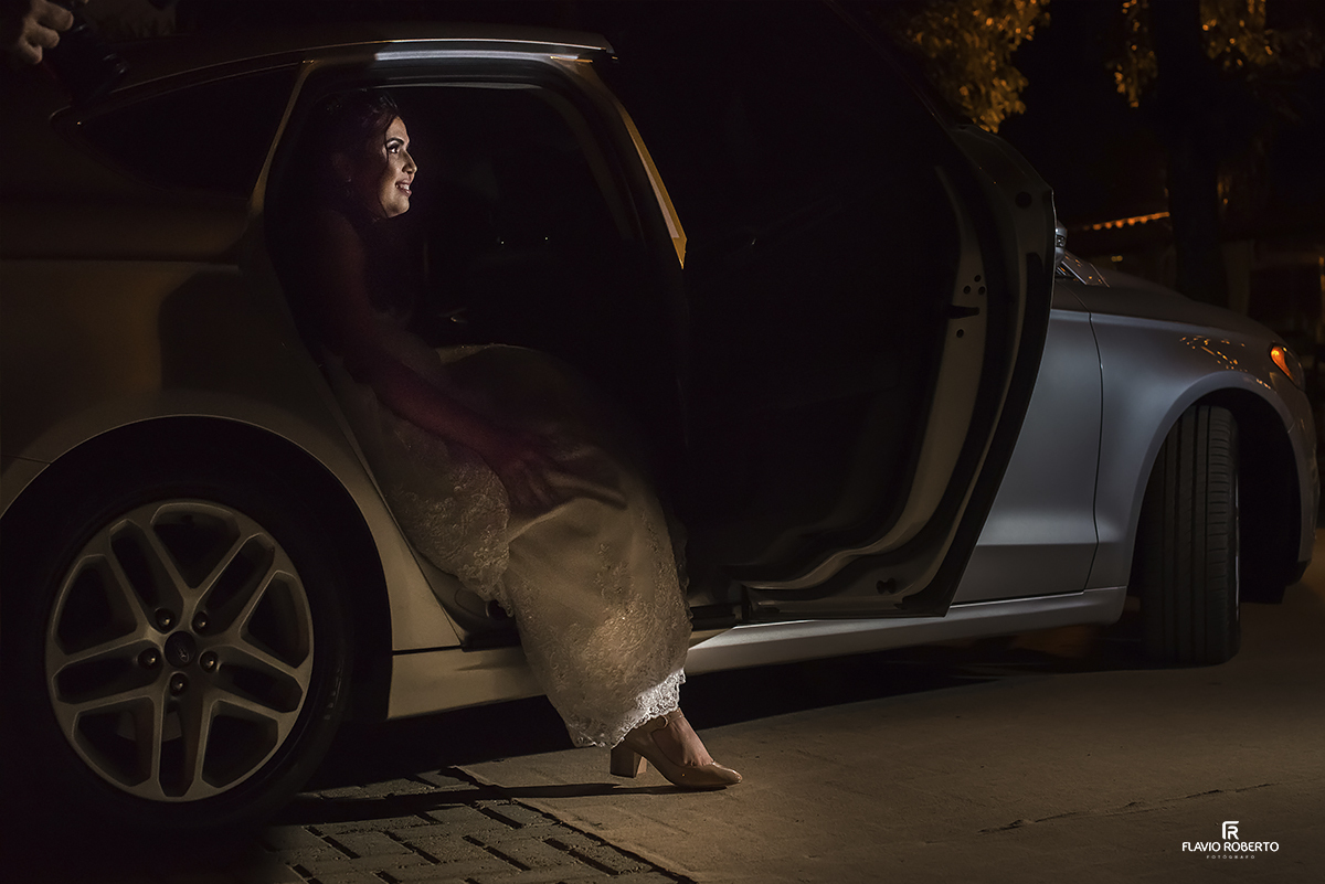 Noiva descendo do carro