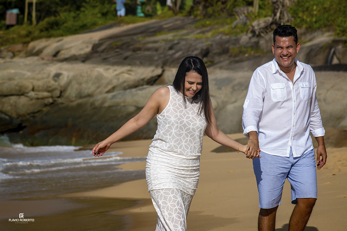 Noivos caminhando na praia. Ensaio Pre Wedding de Casal na Praia do Cepillo em Trindade - Rio de Janeiro