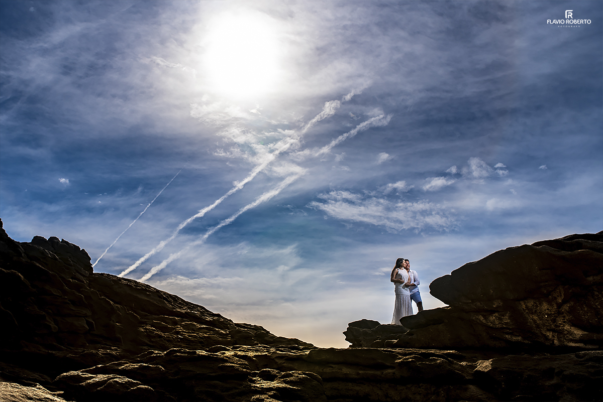 Noivos abraçados em Paraty