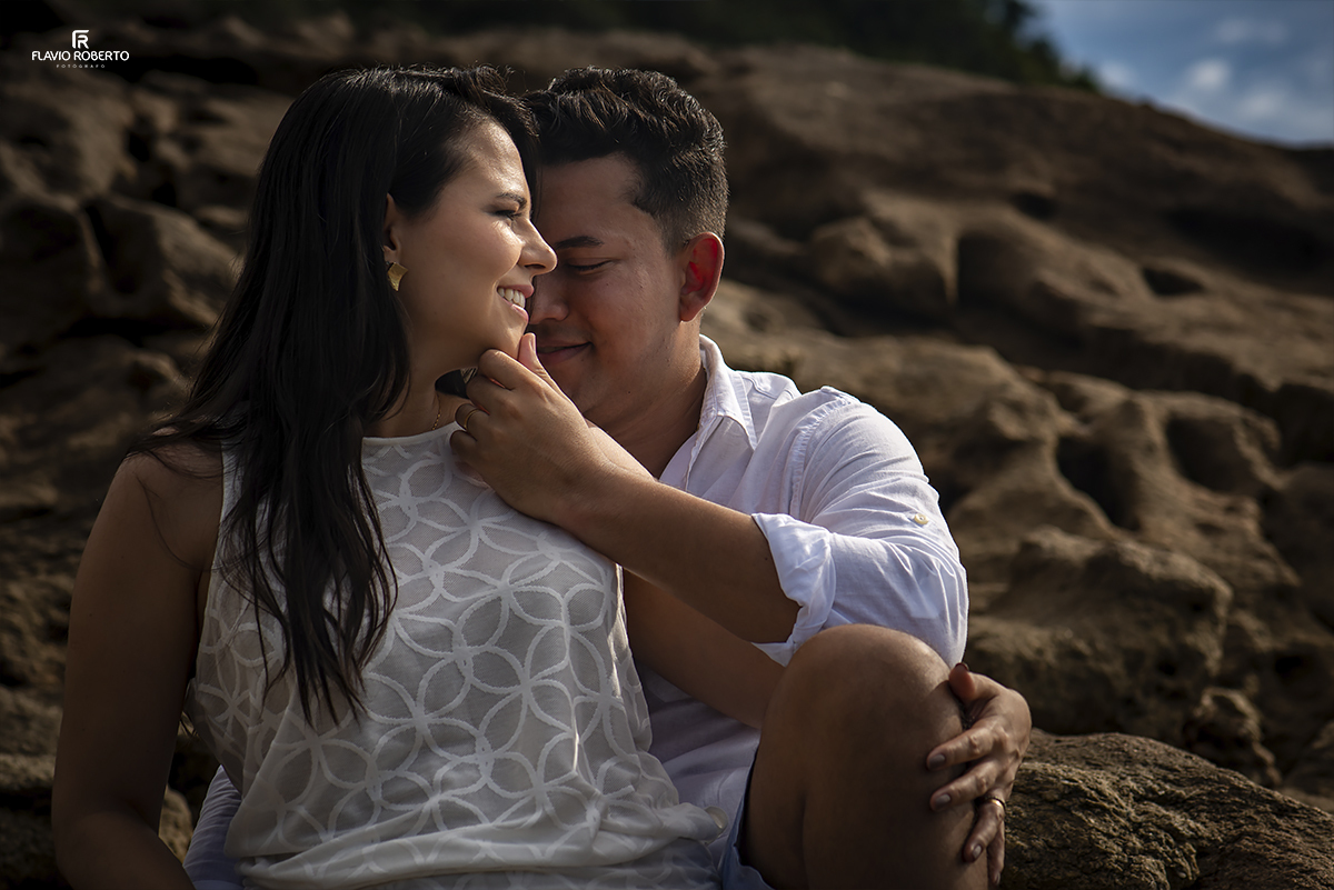 Noivos fazendo carinho na praia do cepillo em paraty