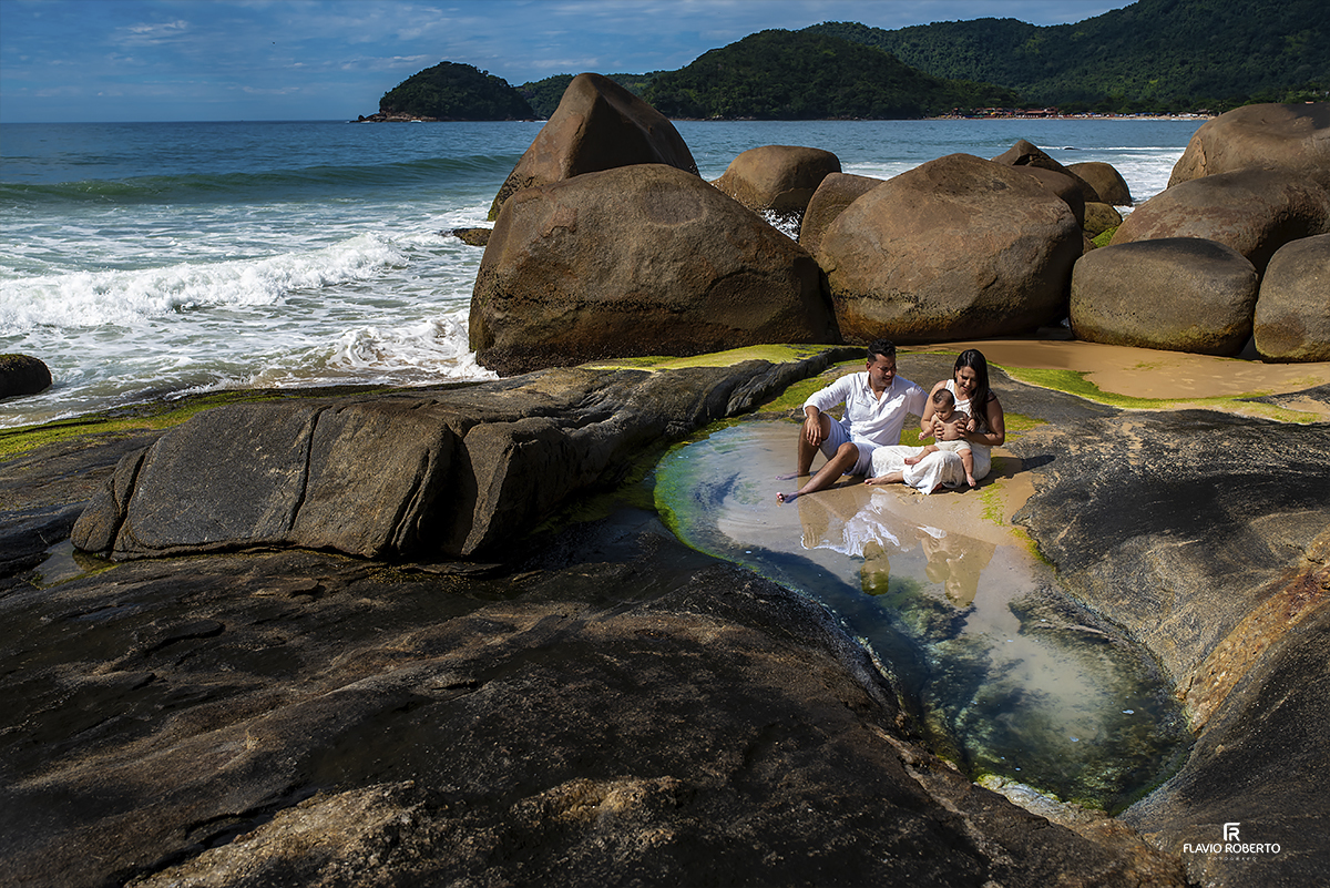 Noivos brincando com seus bebê em um laguinho natural na praia do cepillo em trindade.