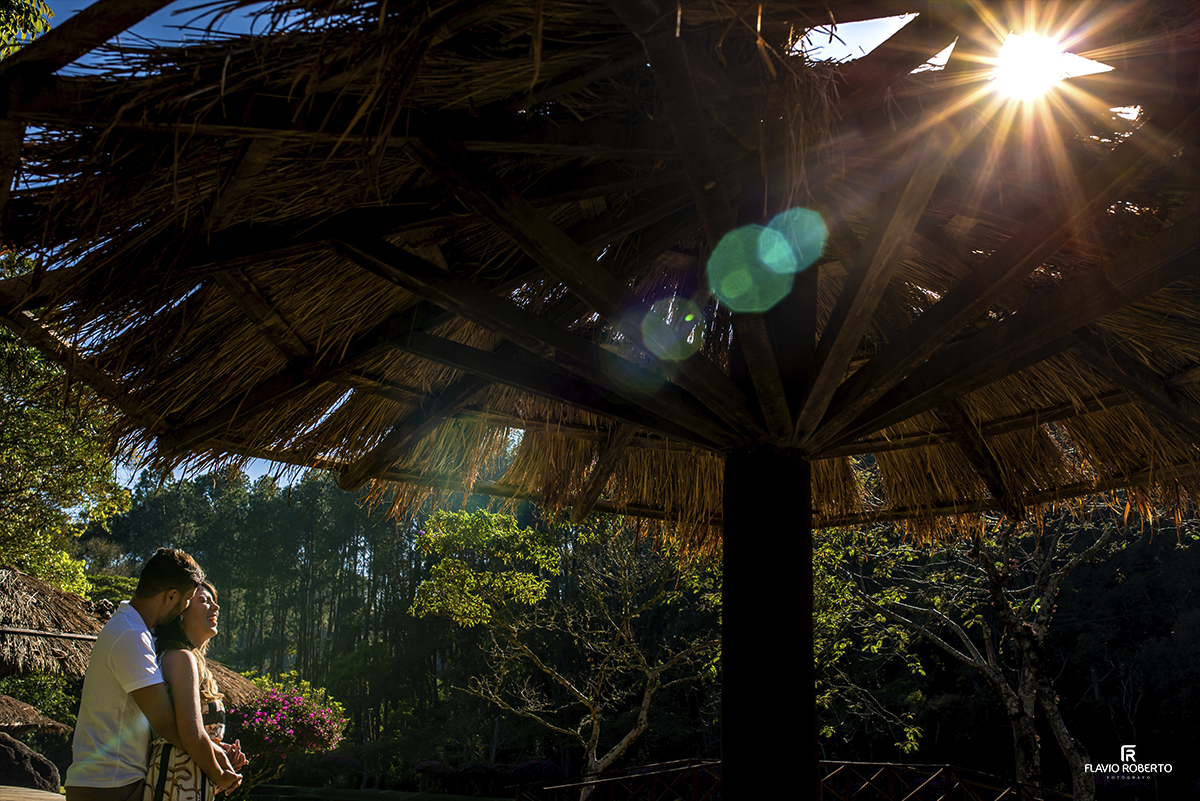 Ensaio Pre Wedding no Horto Florestal de Passa Quatro. Casal abraçado em baixo do quiosque