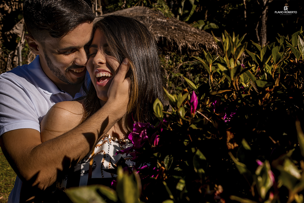 Ensaio Pre Wedding no Horto Florestal de Passa Quatro. Namorados abraçados e rindo.
