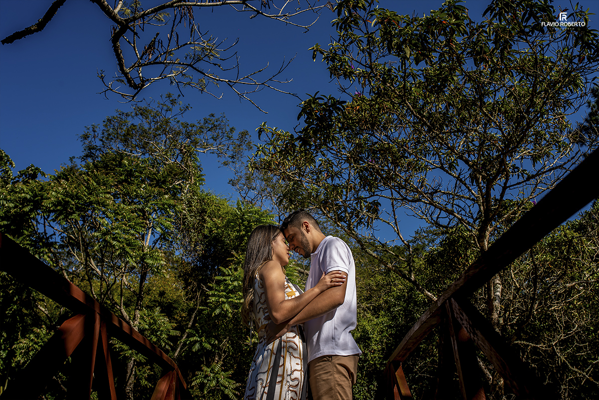 Ensaio Pre Wedding no Horto Florestal de Passa Quatro. Casal de namorados se abraçando na pontinha.
