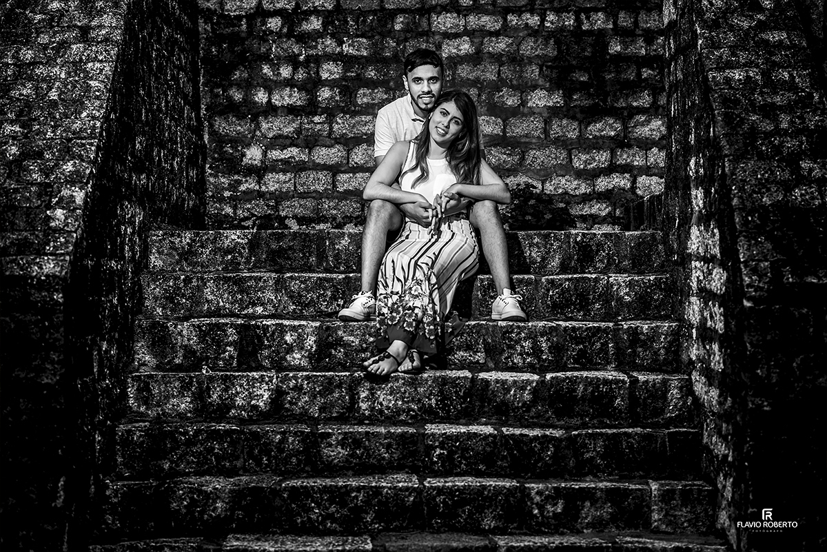 Ensaio Pre Wedding no Horto Florestal de Passa Quatro. namorados sentados na escada.