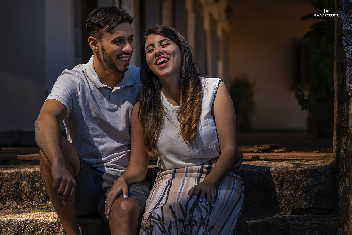Ensaio Pre Wedding no Horto Florestal de Passa Quatro. casal de namorados rindo.