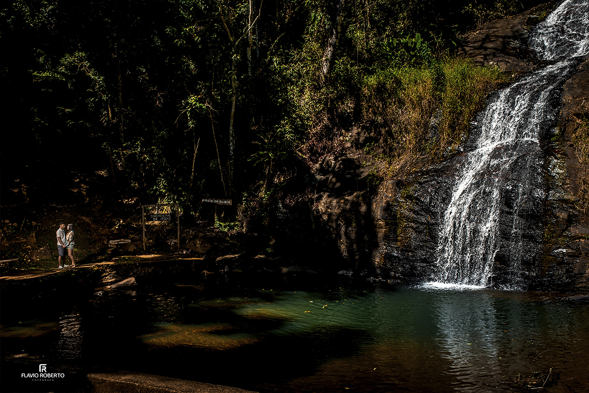 Ensaio Pre Wedding no Horto Florestal de Passa Quatro. Casal namorando perto da Cachoeira.