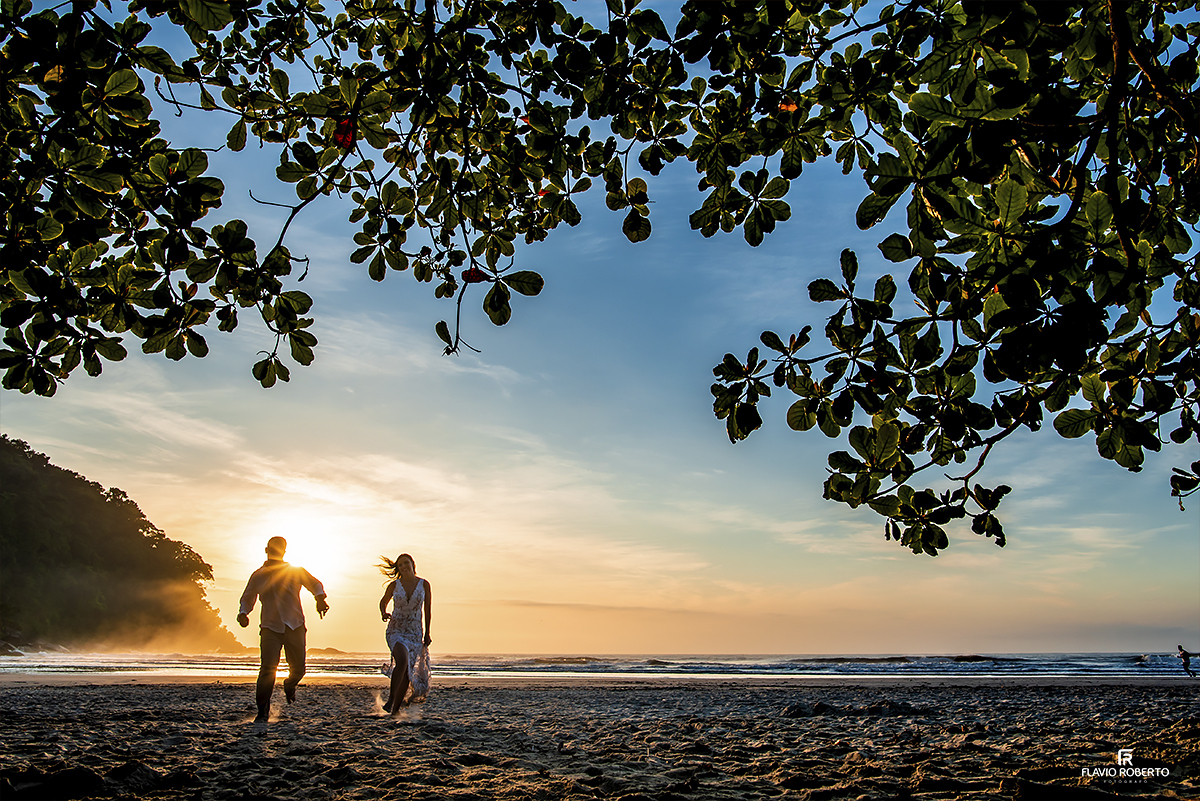 Ensaio de Casal Pre Wedding na praia de Itamambuca em Ubatuba.
