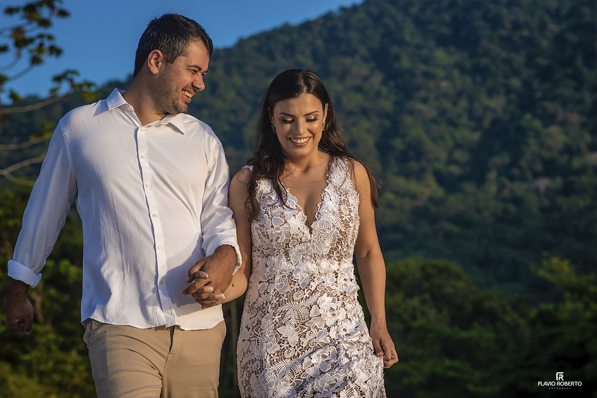 Ensaio de Casal Pre Wedding na praia de Itamambuca em Ubatuba.