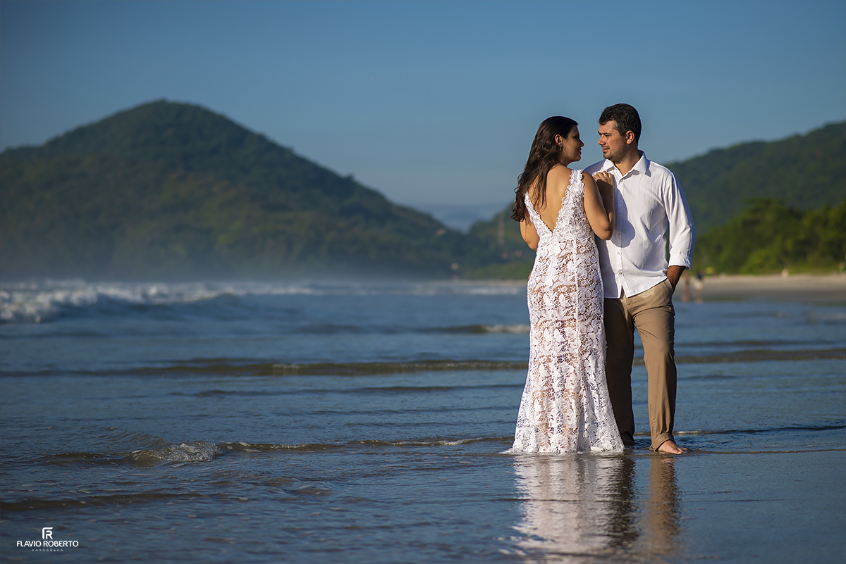 Ensaio de Casal Pre Wedding na praia de Itamambuca em Ubatuba.