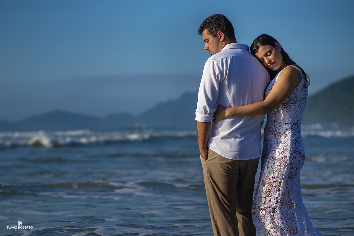 Ensaio de Casal Pre Wedding na praia de Itamambuca em Ubatuba.