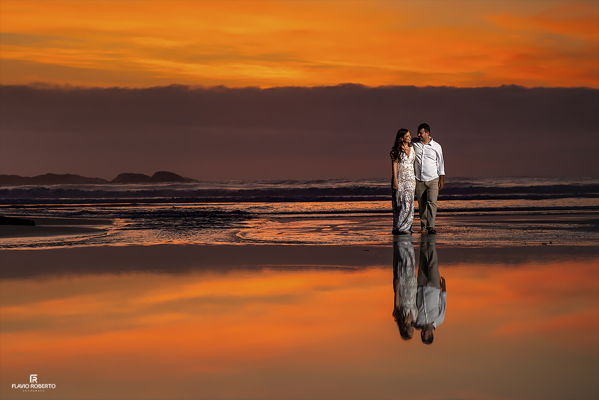 Ensaio de Casal Pre Wedding na praia de Itamambuca em Ubatuba.