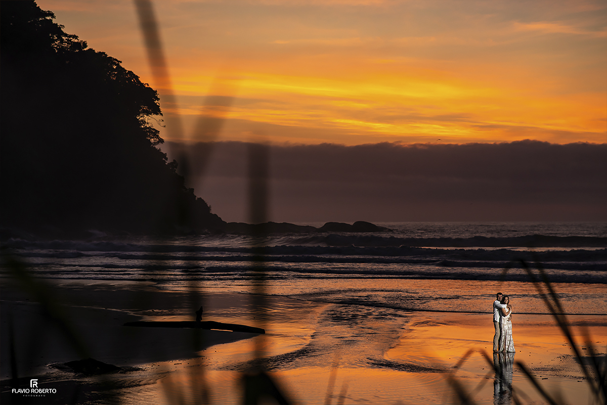 Ensaio de Casal Pre Wedding na praia de Itamambuca em Ubatuba.