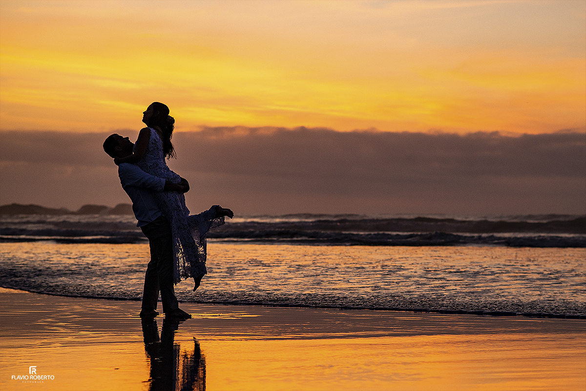 Ensaio de Casal Pre Wedding na praia de Itamambuca em Ubatuba.