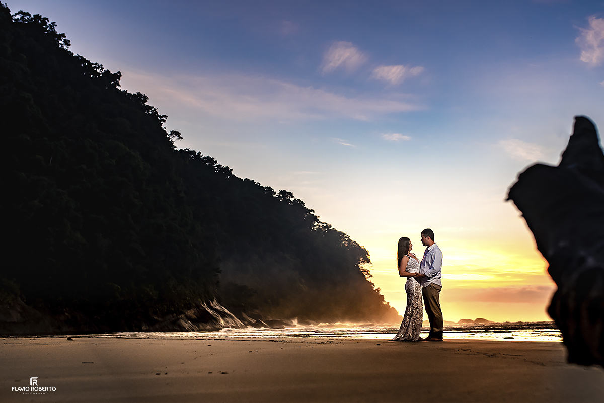 Ensaio de Casal Pre Wedding na praia de Itamambuca em Ubatuba.