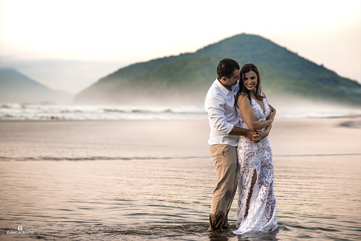 Ensaio de Casal Pre Wedding na praia de Itamambuca em Ubatuba.