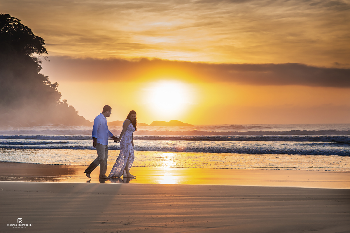Ensaio de Casal Pre Wedding na praia de Itamambuca em Ubatuba.