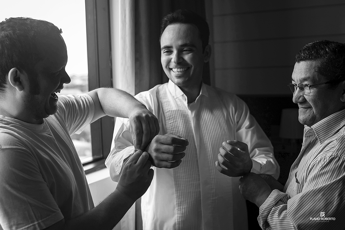 Casamento na Villa Bali em Taubaté - Noivo se arrumando com o irmao e seu Pai.