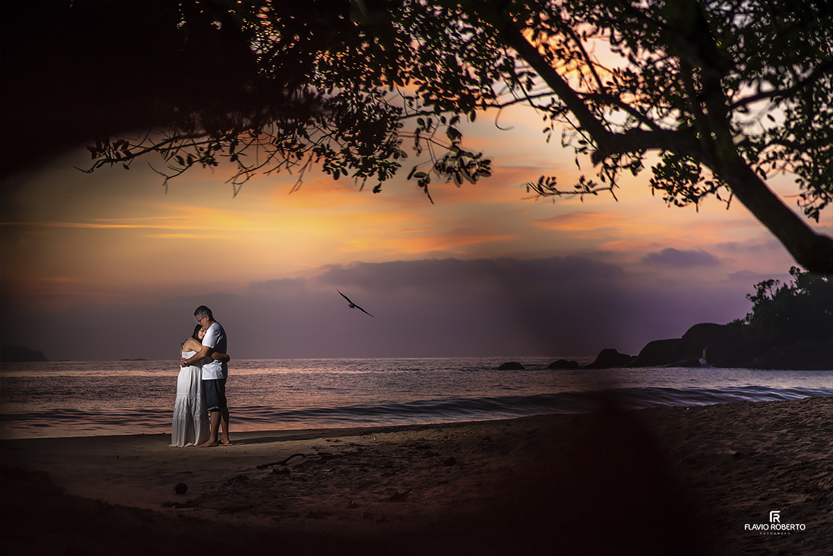 Ensaio de Casal Pre Casamento na praia. Ensaio Pre Wedding em Ubatuba.