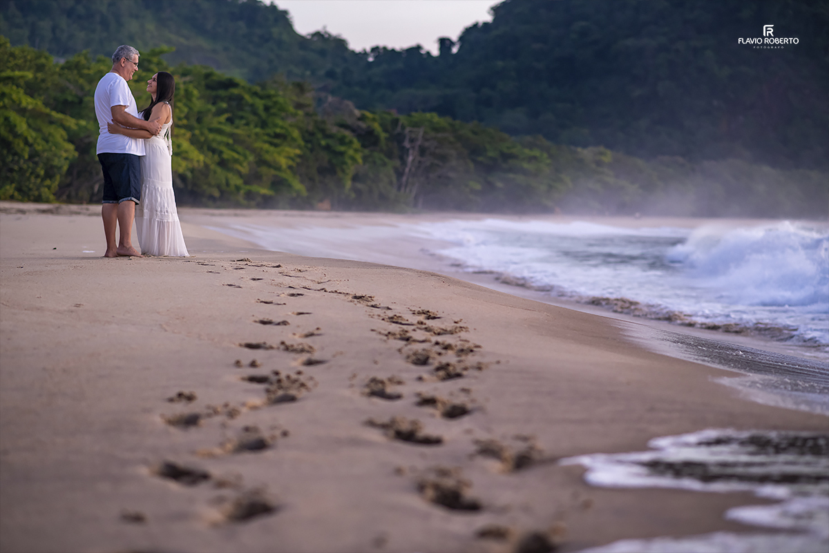 Ensaio de Casal Pre Casamento na praia. Ensaio Pre Wedding em Ubatuba.