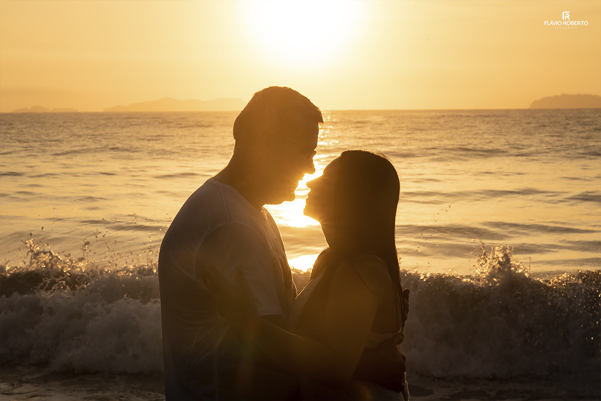 Ensaio de Casal Pre Casamento na praia. Ensaio Pre Wedding em Ubatuba.