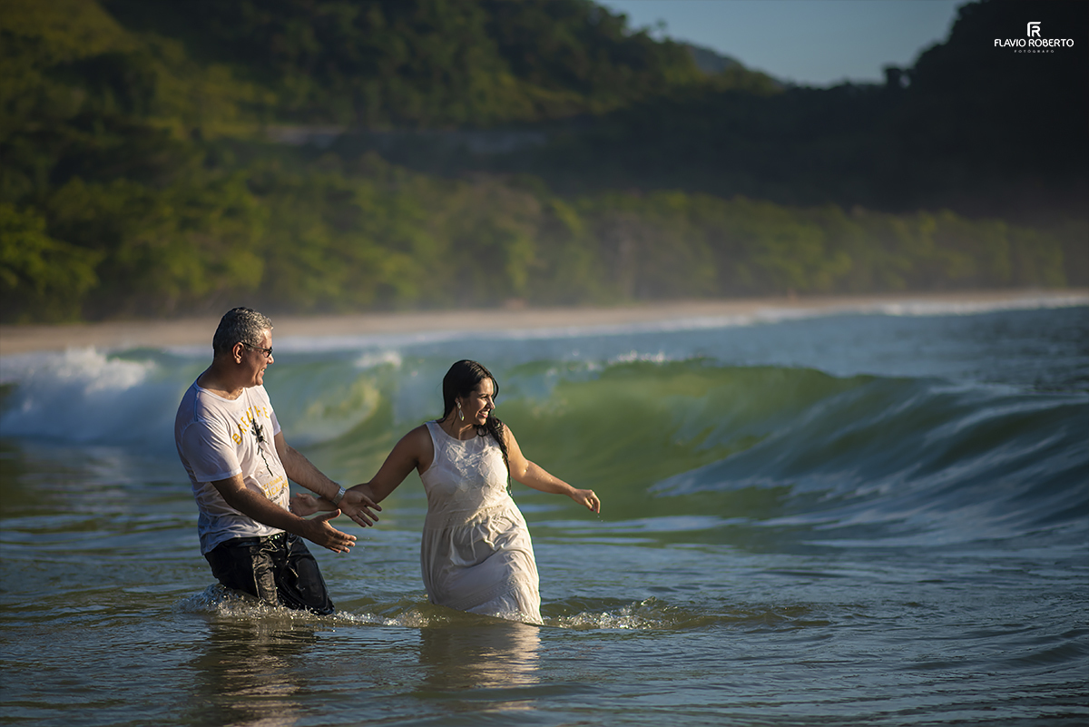 Ensaio de Casal Pre Casamento na praia. Ensaio Pre Wedding em Ubatuba.