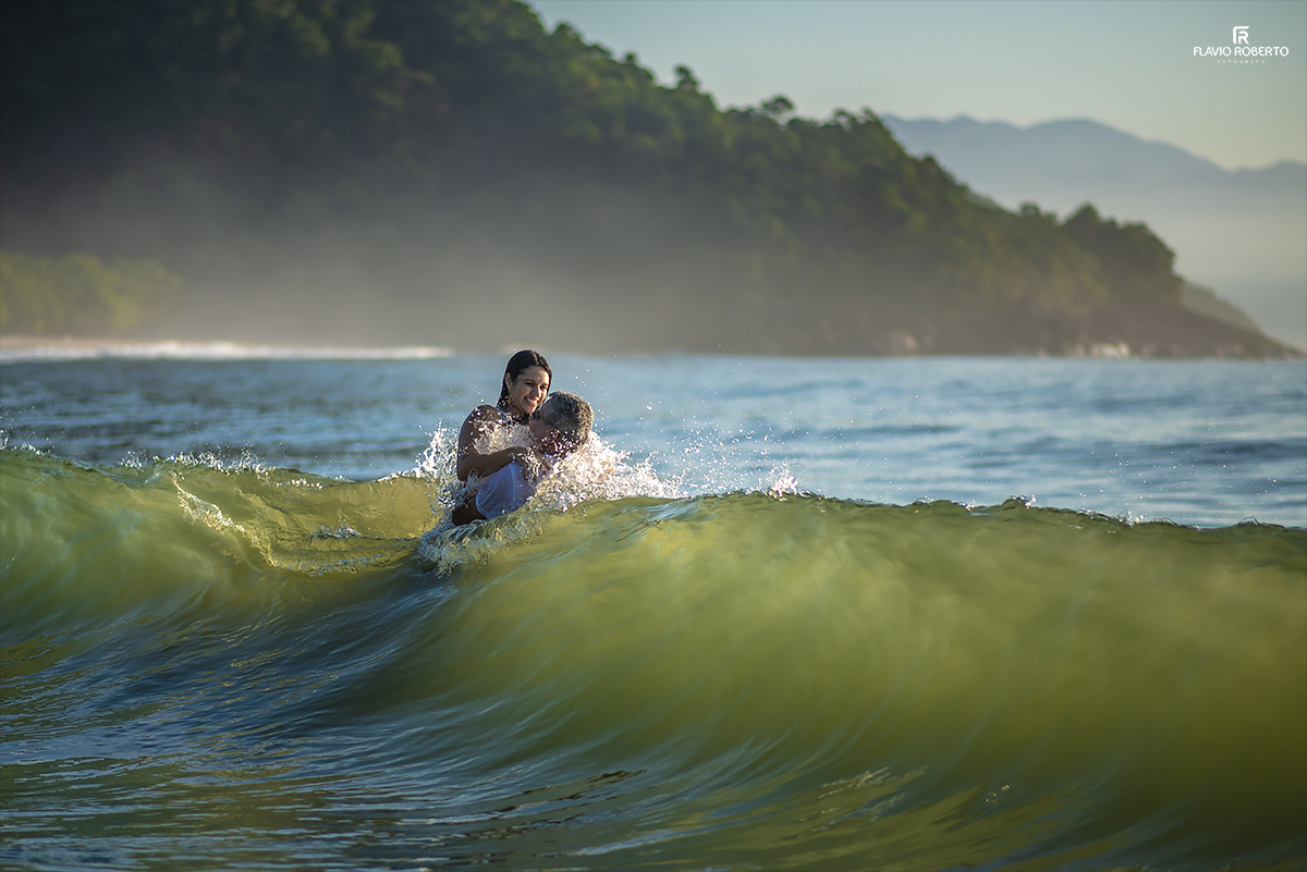 Ensaio de Casal Pre Casamento na praia. Ensaio Pre Wedding em Ubatuba.