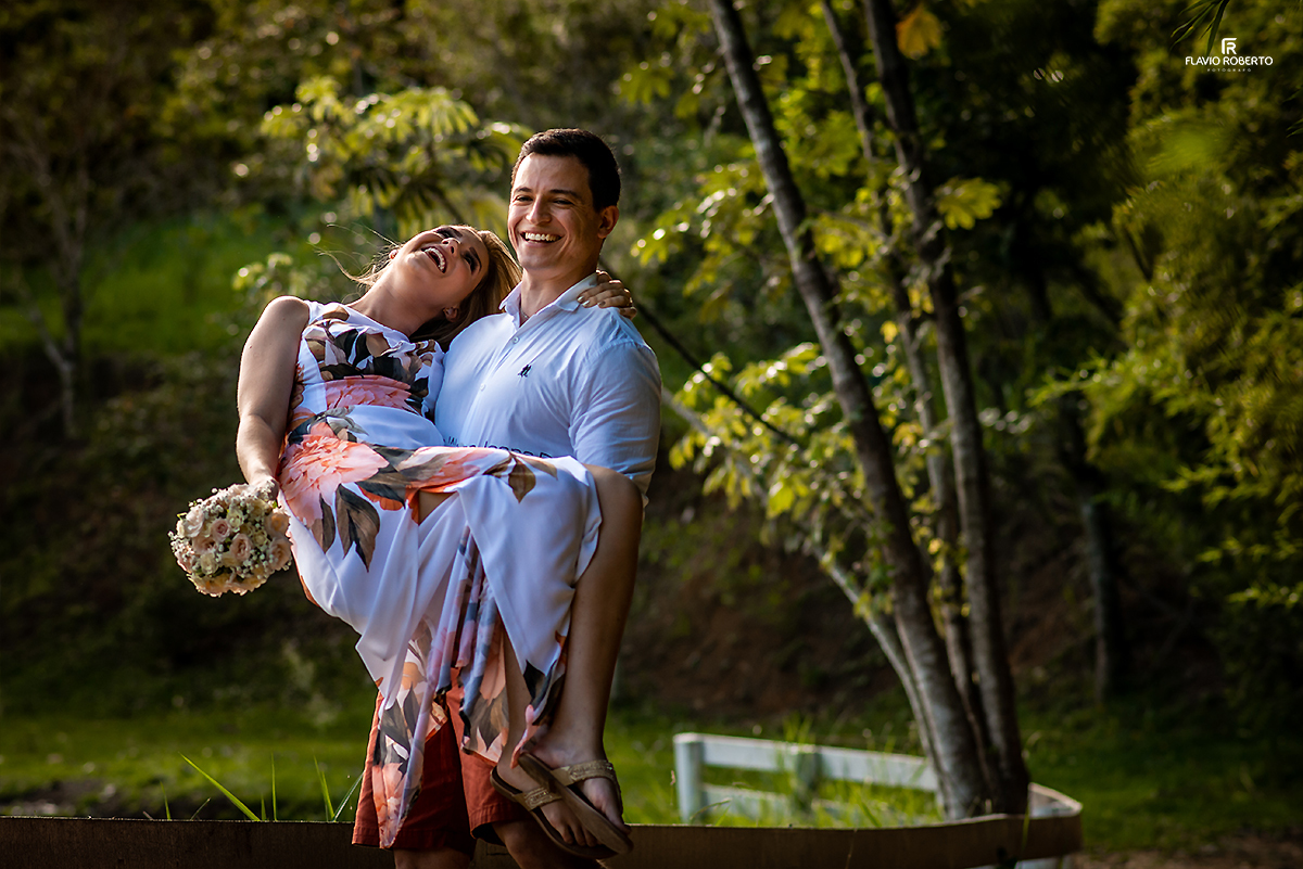Noivo segurando a noiva no colo durante o ensaio pre wedding