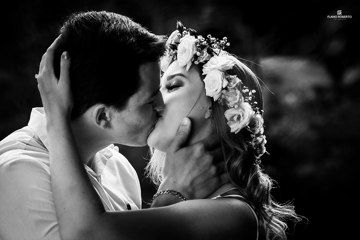 noivos se beijando no ensaio pre casamento em cachoeira paulista.