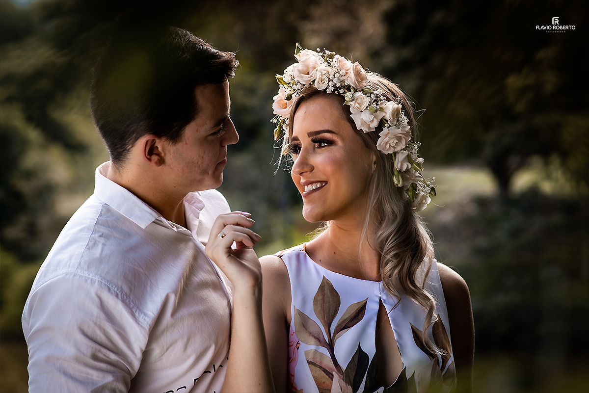 noivos se olhando no ensaio de casal