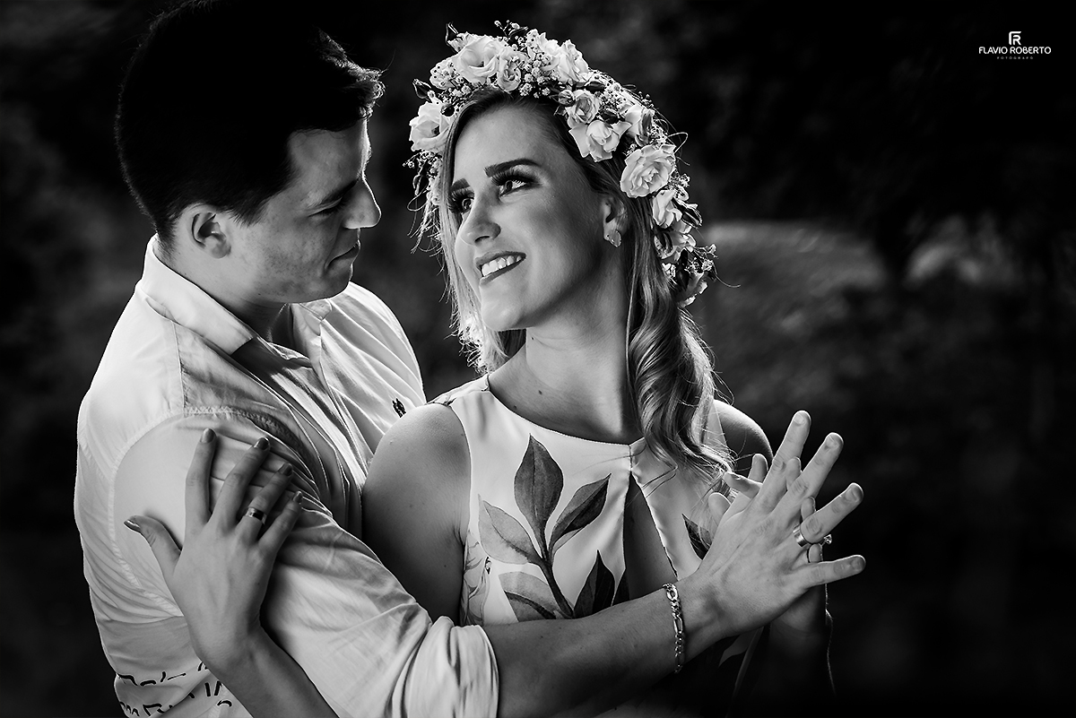 noivos lindos se olhando no ensaio pre wedding