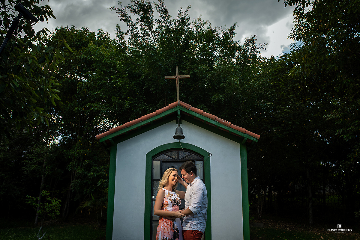 casal namorando em frente a capelinha