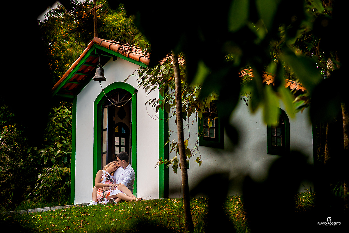 casal namorando em frente uma capelinha durante o ensaio pre wedding em cachoeira paulista